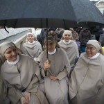 Suore in piazza San Pietro, in Vaticano. 8 dicembre 2015
(AP Photo/Andrew Medichini)