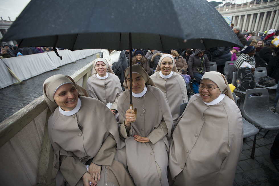 Suore in piazza San Pietro, in Vaticano. 8 dicembre 2015
(AP Photo/Andrew Medichini)